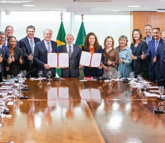 Governo Lula assina MP com reajustes e cria 8,6 mil cargos em universidades com custo de mais de R$ 4 bilhões de reais.