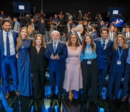 Patrícia Abravanel perde 1 milhão de seguidores depois de evento ao lado de Lula, Janja e Moraes.