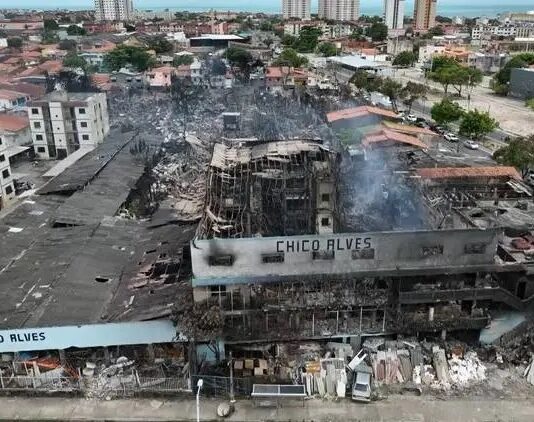 Após quatro dias de trabalho, bombeiros encerram combate a incêndio na Sucata Chico Alves, em Fortaleza