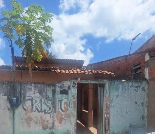 Casal é encontrado morto com marcas de tiros dentro de residência em Caucaia