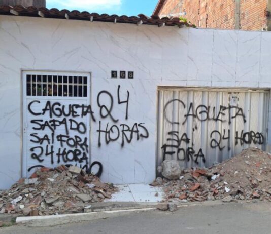Família deixa a própria casa após receber ameaças por meio de pichações no Jangurussu