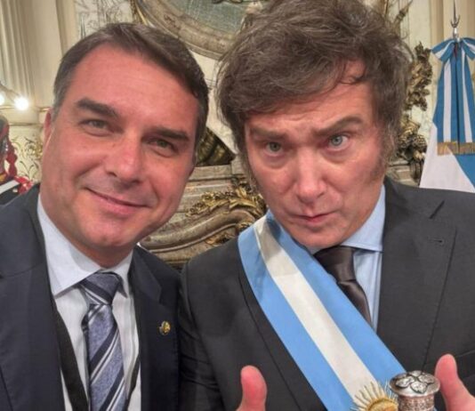 Javier Milei compartilha carta em que Bolsonaro lança Flávio Bolsonaro a presidente.