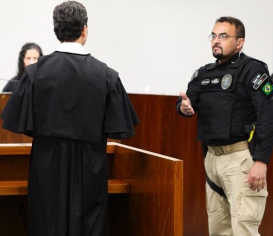 Em ato de abuso, Jeffrey Chiquini é retirado da tribuna por policial após ordem de Dino.