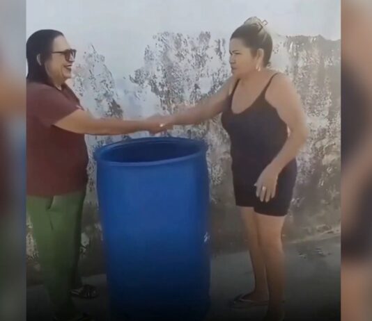 Vereadora no interior do Ceará celebra entrega de tambor de lixo a moradores.