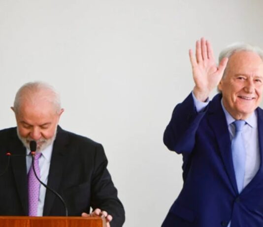 Gleisi Hoffmann disse que Lula foi informado sobre consultorias de Lewandowski.