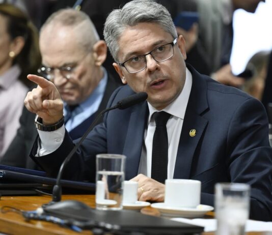 Relator da CPI do Crime Organizado quer quebrar sigilo de mulher de Moraes.