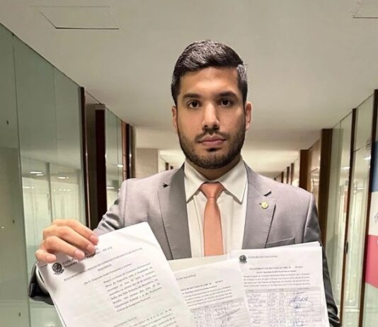 Dep. André Fernandes apresenta projeto que torna crime hediondo violência contra mulheres no contexto de violência doméstica e familiar.