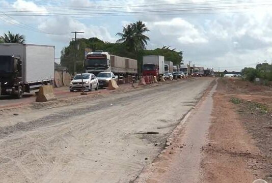 Trabalhadores do Anel Viário só permitem nova empresa iniciar obras após receber salários.