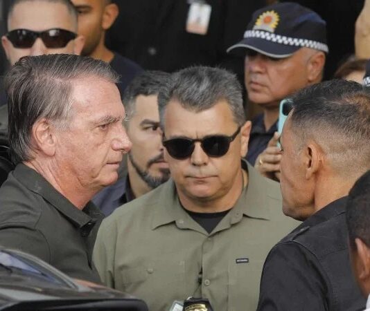 Após inúmeras reclamações, Moraes manda PF explicar queixa de Bolsonaro sobre ar-condicionado.