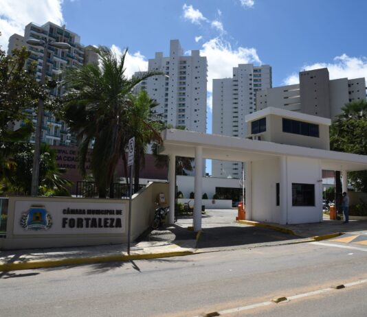 Câmara de Fortaleza gasta R$ 3,95 milhões para fazer pesquisa em ano eleitoral sem licitação.