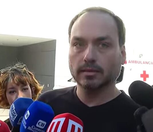 Carlos encontrou Bolsonaro com “hematoma no rosto e os pés sangrando”