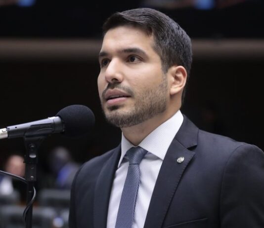 Dep. André Fernandes apresenta projeto que aumenta penas para roubo e receptação de celulares.