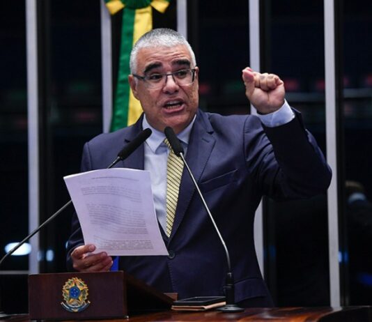 Senador Eduardo Girão reforça cobrança de impeachment de ministros e cobra CPI do Master