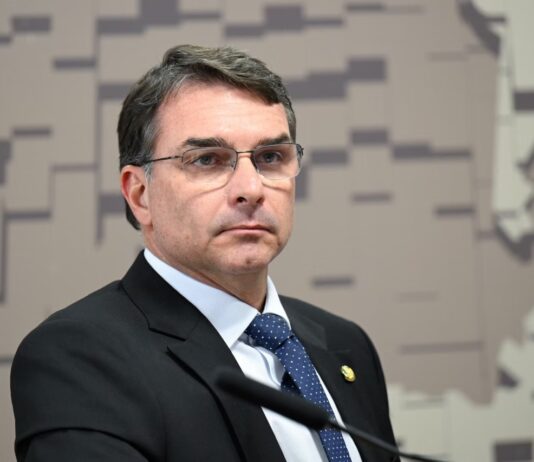 Flávio Bolsonaro revela que recebeu ameaças de morte