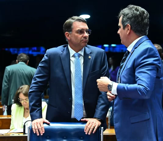 Ciro Nogueira descarta candidatura de Tarcísio à presidência, e ver candidatura de Flávio como consolidada.