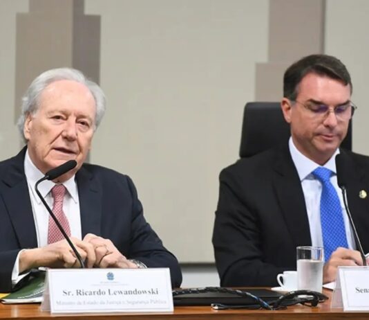 Após crescimento nas pesquisas, Lewandowski envia à PF pedido de investigação contra Flávio Bolsonaro.