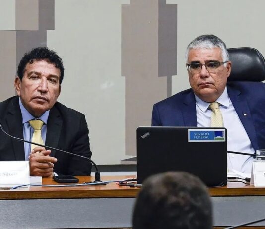 Senadores Eduardo Girão e Magno Malta pedem quebra dos sigilos bancário e fiscal da esposa de Moraes.