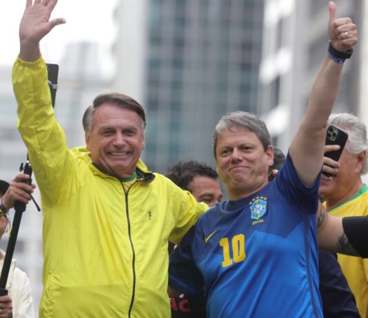 Moraes autoriza visita de Tarcísio a Bolsonaro na Papudinha.