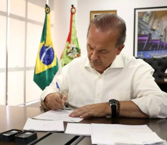 Governador Jorginho Mello sanciona proibição a cotas raciais em universidades de Santa Catarina