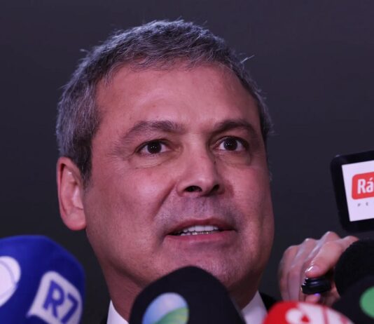 Líder do PT quer prisão de Flávio, Eduardo e Nikolas por “traição” à pátria