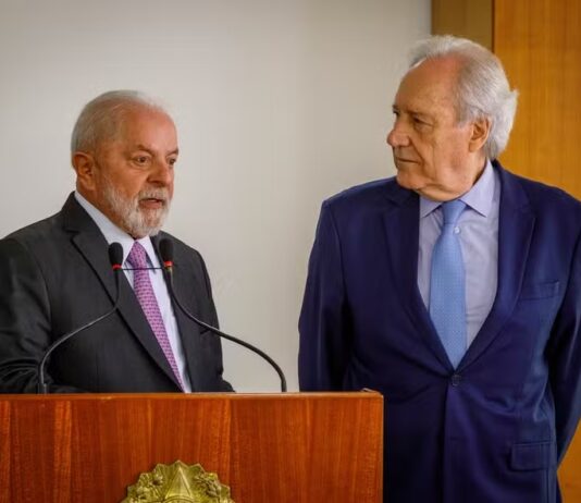 Ministro da Justiça, Lewandowski entrega carta de demissão a Lula