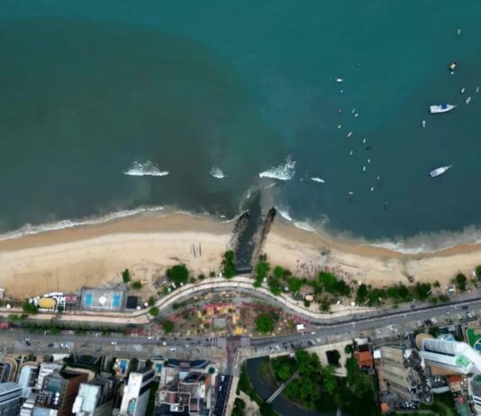 Mancha de poluição volta a aparecer na Praia do Mucuripe, em Fortaleza.