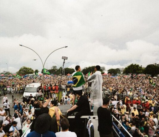 Manifestação ‘Acorda, Brasil’ reuniu até 100 mil pessoas no DF, dizem fontes da Secretaria de Segurança Pública.