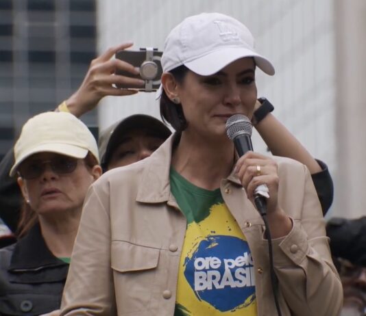Michelle critica esquerda por comemorar raio em ato pró-Bolsonaro