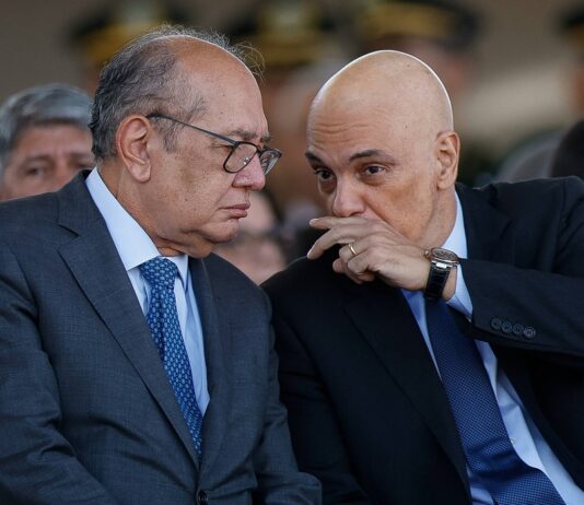 Moraes se declara impedido e envia a Gilmar pedido de prisão domiciliar de Bolsonaro.