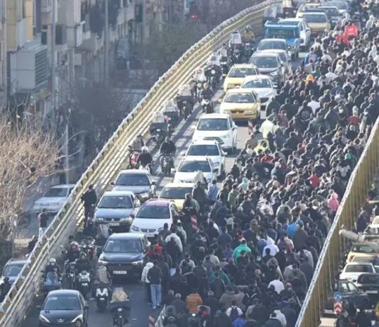 Protestos contra regime no Irã se espalham por mais de metade das províncias do país.