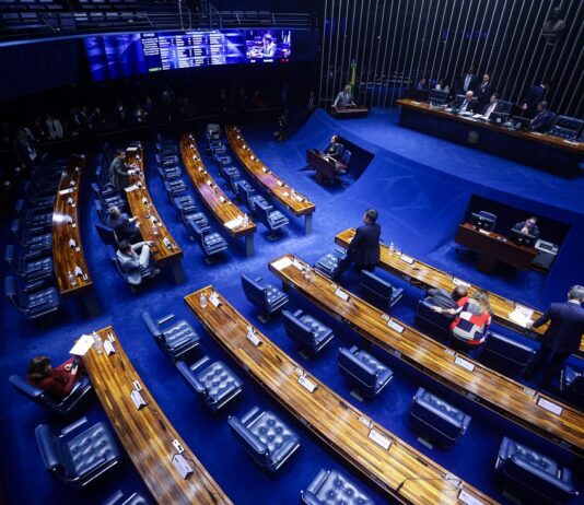 “Vale champanhe”: Senado paga extra de até R$ 300 mil por servidor