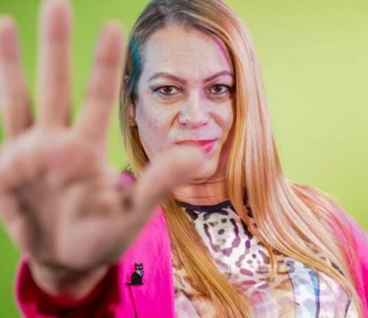 PF indicia influenciadora por chamar dirigente trans do MDH de “ele”
