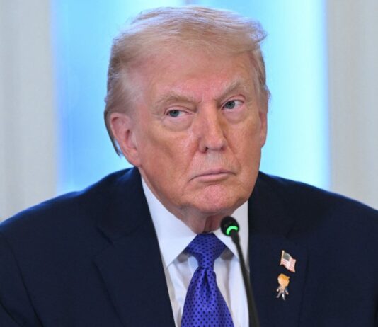 Trump diz que Cuba não receberá mais petróleo da Venezuela e sugere acordo “antes que seja tarde demais”.