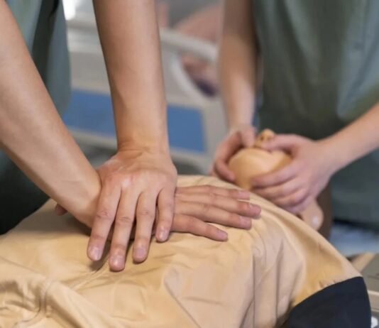 Cursos de medicina com piores notas em exame do MEC cobram até R$ 17 mil de mensalidade