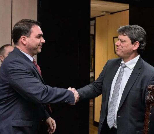 Tarcísio diz que Flávio para presidente está “consolidado rapidamente” e nega atritos.