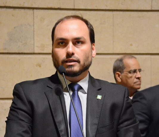 Perseguição? MP do Rio reabre investigação contra Carlos Bolsonaro 2 anos depois de ter arquivado.