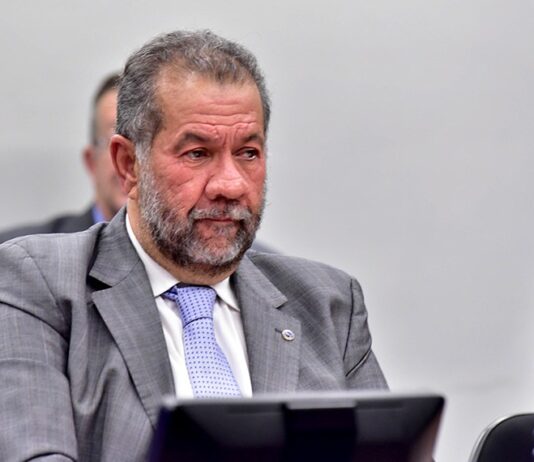 Ex-dirigentes do INSS delatam Carlos Lupi em esquema de descontos indevidos