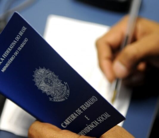 Crise no Brasil: empresas enxugam estrutura, e o país eliminou mais de 300 mil vagas de gerente e diretor em 6 anos.