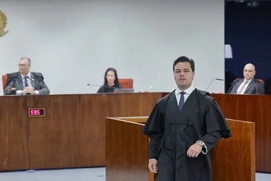 Chiquini vira alvo no STF por publicar vídeo de Dino no Carnaval