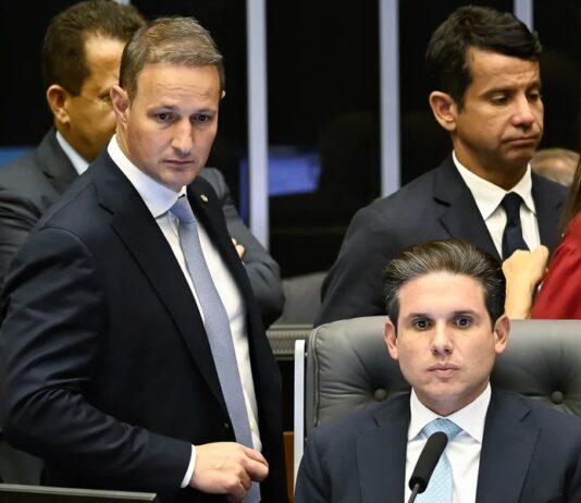 Câmara aprova versão de Derrite para PL antifacção, presos não poderão votar.