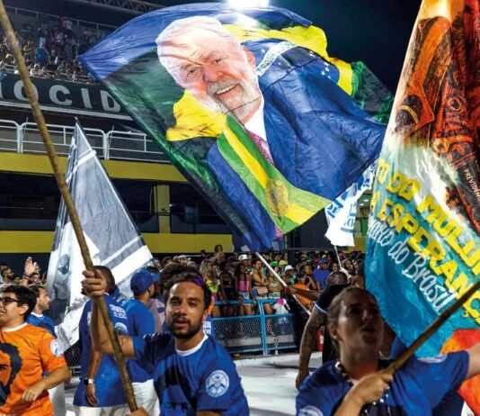 Juiz rejeita ações da oposição contra escola de samba que homenageará Lula