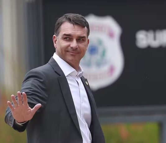 Justiça manda derrubar fake news que ligava Flávio Bolsonaro ao Master