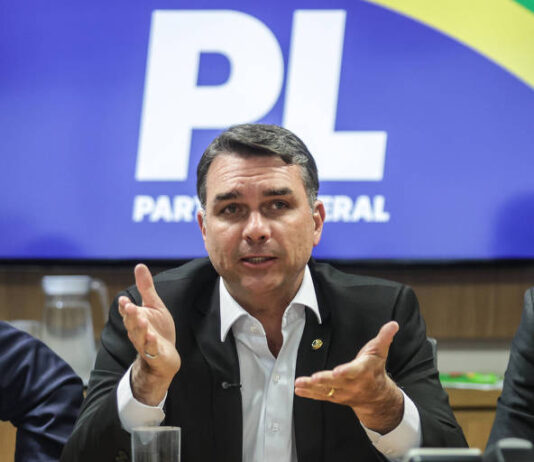 Flávio anuncia PEC para acabar com a reeleição.