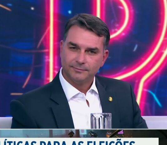 Flávio Bolsonaro defende fim da reeleição e promete apoiar mandato único para presidente