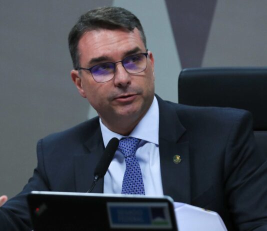Justiça barra tentativa do PT de censurar Flávio Bolsonaro nas redes