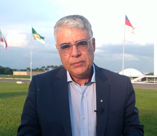 Sen. Eduardo Girão anuncia que vai doar seu próprio salário em protesto ao cancelamento das sessões do Senado em fevereiro.