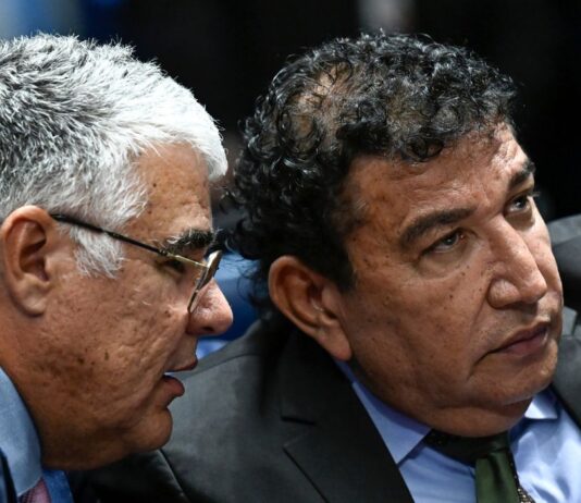 Congresso dá aumento e folga a cada 3 dias a seus funcionários. No senado somente Girão e Magno Malta votaram contra.