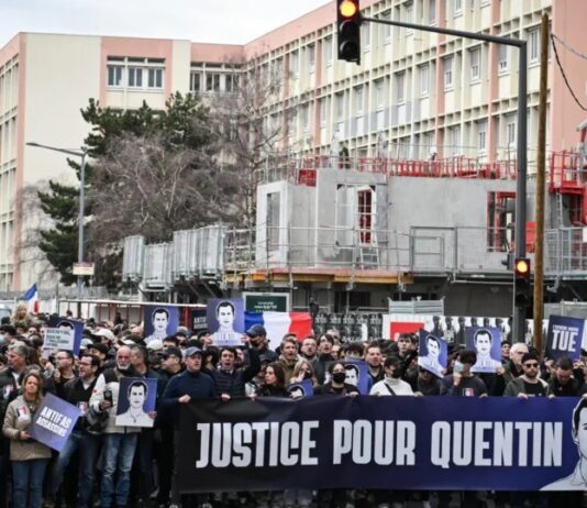 Milhares vão às ruas para homenagear jovem de direita morto por militantes esquerdistas na França.