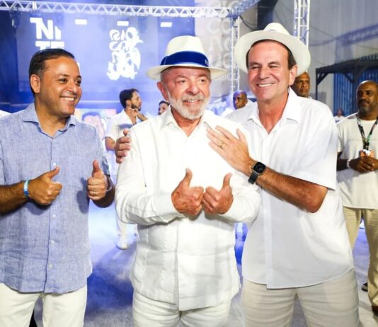 PF aborda grupo que protestou contra desfile de Lula na Sapucaí