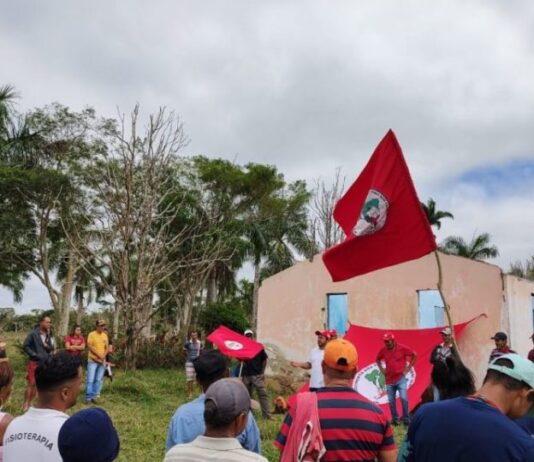 MST reclama de ‘invasão’ de policiais em terra invadida na Bahia.